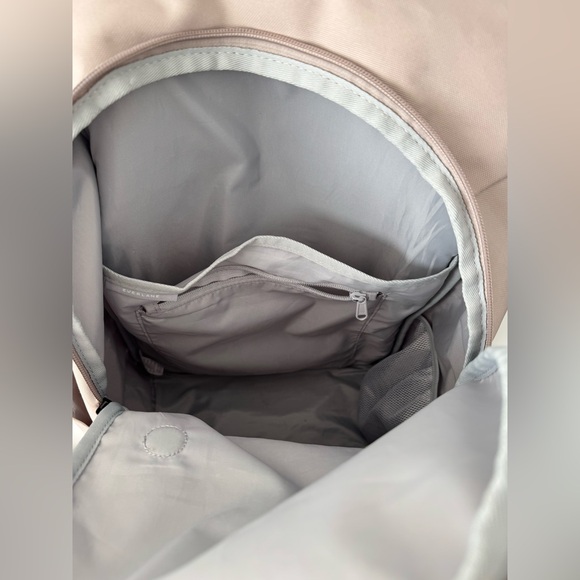 Everlane Transit Backpack - Picture 4 of 5